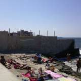 Un altro tratto di spiaggia libera che si apre accanto al lido "Cala d'oro"